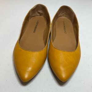 Lucky Brand Mustard Color Leather Flat Shoes. Size 6.5